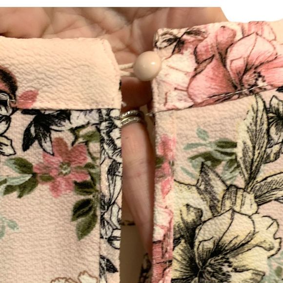 Urban Romantics Cutout Neckline Flutter Sleeved Cream Pink Top S (A-015) - Picture 4 of 6